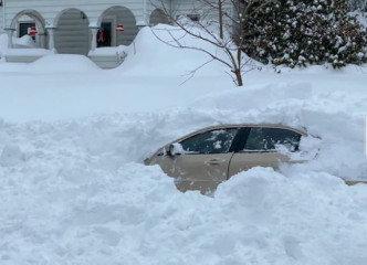 私家车被埋在约40寸积雪底下。New York State Police fb