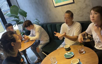 王菀之和老公在餐厅一边饮咖啡，一边和朋友谈天。