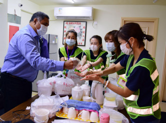 保持卫生

食饭前先洗手，乔宝宝倒搓手液畀演员(左起)黄榕、许芯悦、李敏嘉、丘芷微，保持个人卫生。