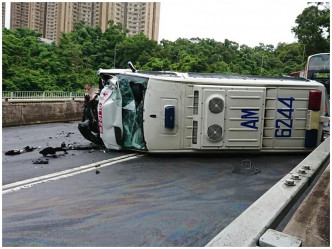 警車被撞翻。網圖