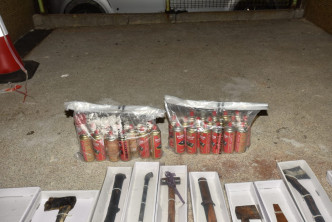 警方搜出大批武器及石油气罐。