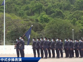 警方首次公開演示中式步操。「香港警察」fb live撮圖