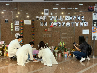在伊利沙伯医院连侬墙，有人摆放鲜花悼念。