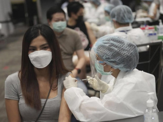泰国星期一开始进行大规模疫苗接种。美联社图片