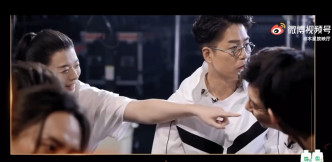 霍尊（左）指住大陸歌手布瑞吉，問林曉峰：「他叫甚麼名字？」