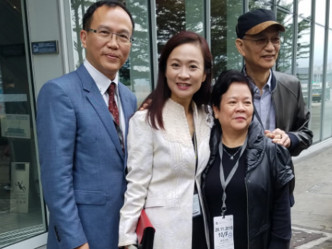 陈凯欣今天宣誓就任立法会议员，其丈夫邱文华和父母到场见证。