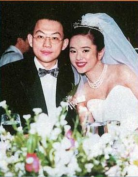 事业如日中天的Gloria，突然在95年跟商人陈柏浩闪婚。