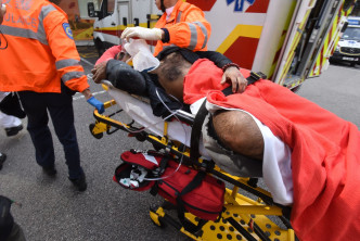 傷者由擔架送上救護車，送伊利沙伯醫院搶救。