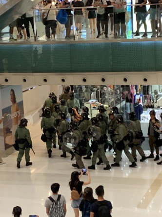 防暴警察進駐新城市廣場。網民圖片