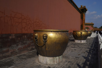 紫禁城门前的铜缸、铁缸，称为「门海」，盛载灭火用的水。 图片版权：束金奇