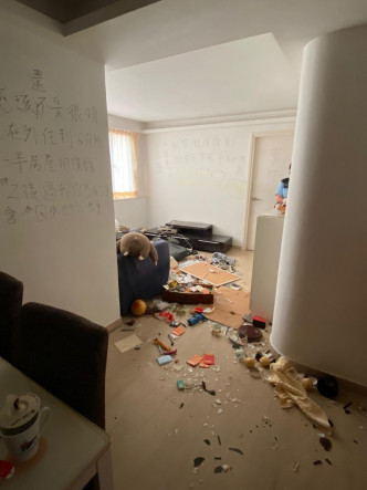 地上遍佈碎片。FB群組「香港人移民互助社團」圖片