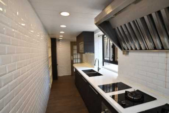 厨房为长形设计，煮食空间充裕。