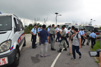 警察機動部隊到場搜查。林思明攝