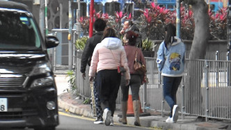 記者發現兆尊時，他正與陳小姐和「繼女」沿着大馬路邊行，當時車來車往都幾危險。