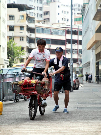 阿宝试踩雄哥的单车后，笑说「香港车坛真是卧虎藏龙！」