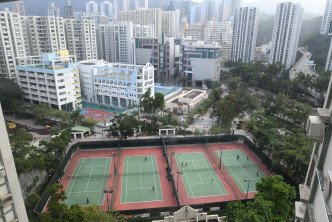 单位外望网球场及韩国国际学校一带市景。