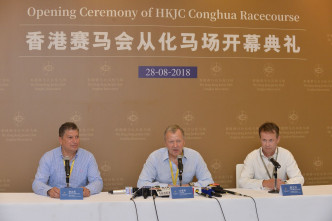 應家柏（中）表示，從化馬場暫時仍以訓練香港馬匹為主，但長遠亦會考慮協助從化旅遊業。郭顯熙攝