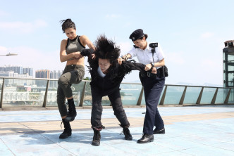 制服疑犯

拍咗几粒钟，终于拍到刘颖镟及唐诗咏合力制服到女疑犯。