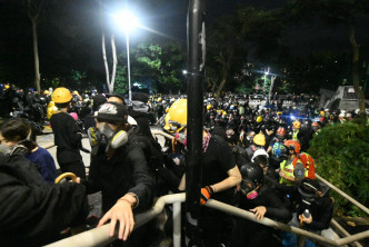 示威者與警察晚上持續對抗。