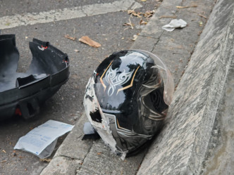 铁骑士头盔被撞毁，绵羊仔行李箱被撞至飞脱。