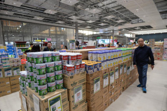 香港口岸設店售食品奶粉尿片。