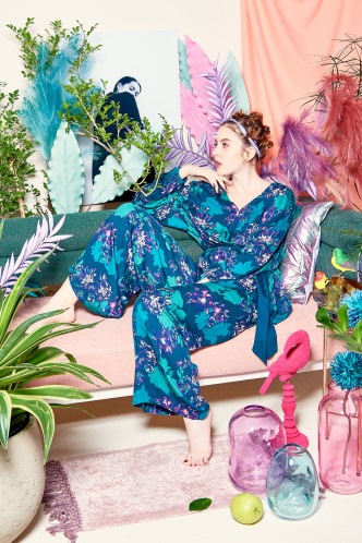 Flower cache-coeur pajama采用了大胆迷人的花卉图案，蓬蓬袖配上阔脚裤营造时尚感觉，用料舒服，可穿著在家渡过舒适时光。