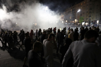 防暴警察施放催淚彈驅散。 AP