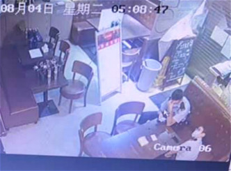 有食店指控警员闯入搜查店内物品。La Tessa图片