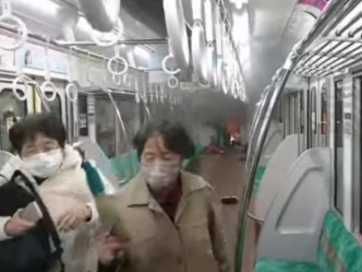 东京京王线列车疑发生无差别袭击，乘客逃离出事车卡。影片截图