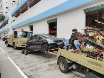 行动中警方拖走9辆违泊汽车。