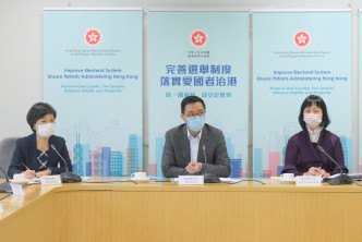 教育局常任秘书长李美嫦（右）及教育局副局长蔡若莲亦有出席（左）。