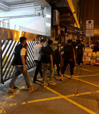 警红磡冚非法赌档及无牌酒吧，拘23男女。警方图片