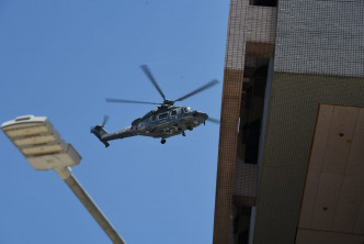 受伤男子由直升机送东区医院治理。