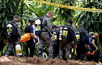 泰国当局继续营救被困洞穴的13名少年足球队员。惟一名前海豹队员在救援行动中缺氧死亡。AP