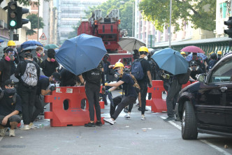 示威者與警方激烈衝突。