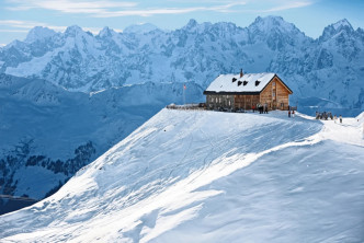约有200名英国游客连夜逃离了瑞士滑雪胜地韦尔比耶，以逃避为期十天的隔离。（网图）