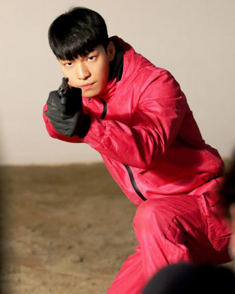 魏嘏隽在《鱿鱼游戏》中饰演警察黄俊昊而爆红。