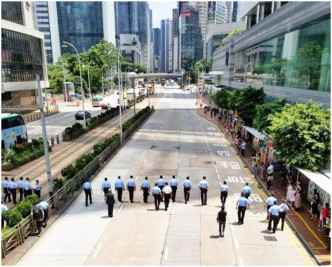 警員在行車線上一字排開。fb「香港突發事故報料區」Tony Tam‎圖片