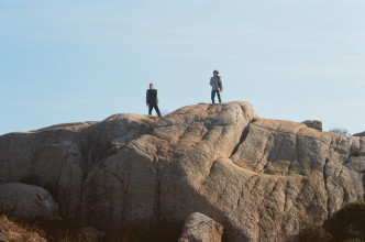 主角周国贤及赵善恒从崖边爬上山拍摄。