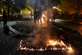 波特兰有示威者焚烧国旗。AP图片