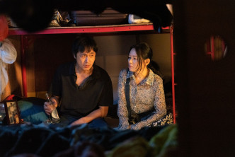 吴镇宇及李丽珍于戏中饰演曾吸食毒品的露宿者。