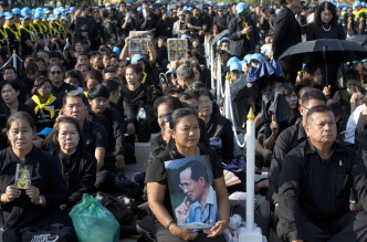数以十万计的民众聚集在大皇宫一带的街道，向他们敬爱的「国父」道别及致哀。AP