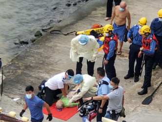 男泳客被救起時全無知覺，救護員為他施行心肺復甦。