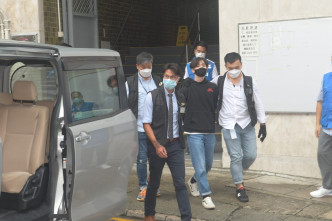 警方在华星工业大厦拘捕王逸战（黑口罩）。