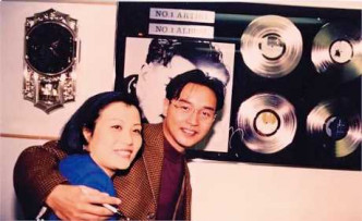 当日喺经理人陈淑芬及唱片公司努力下，哥哥攞过唔少金唱片及白金唱片。