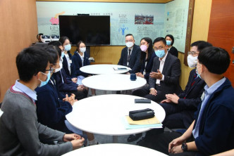 杨润雄探访创知中学期间与学生对话。杨润雄fb图片