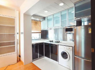 廚房爐具及家電齊全，並提供了充裕的貯物空間。