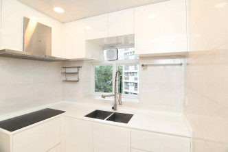 厨房风格与大厅一致，并设白色组合厨柜及通风窗。
