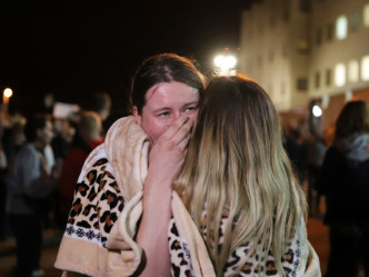 一批被捕示威者的親屬聚集監獄外，有人淚流滿面。AP相片