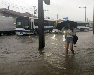 关东地区暴雨成灾多处水浸。AP